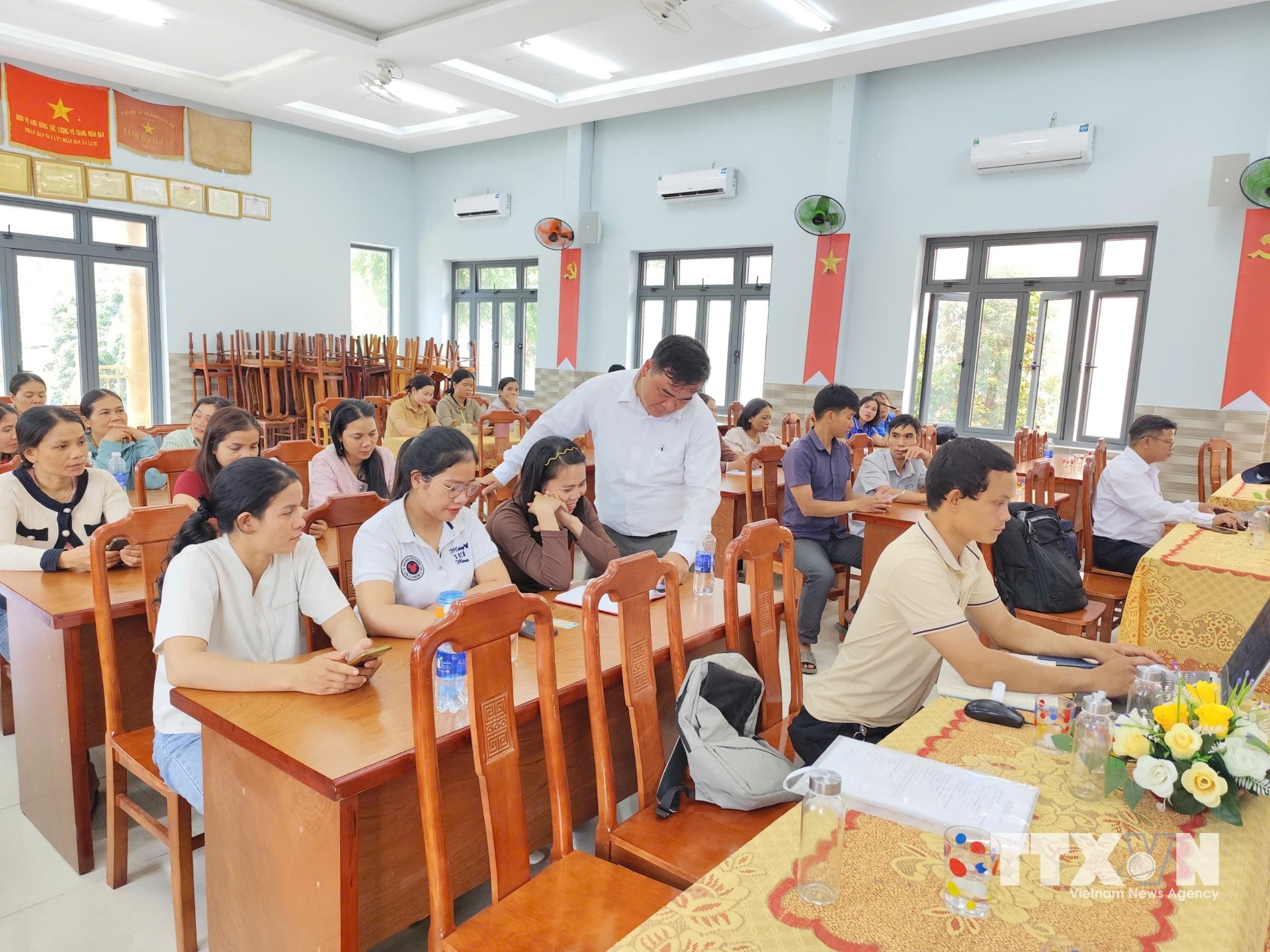Lớp tập huấn giúp người dân xã La Dêê nâng cao kỹ năng sử dụng AI. (Ảnh: Khoa Chương/TTXVN)